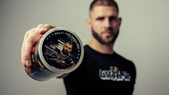 Scenariu de poveste în UFC. Procházka a rezistat loviturilor primite de la distrugător și l-a doborât cu un cot